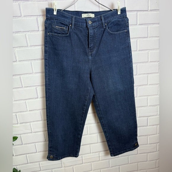 Levi's VTG Women's Dark Wash Black Patch Jeans C
Cropped Straight Leg/size 10 - Picture 3 of 10